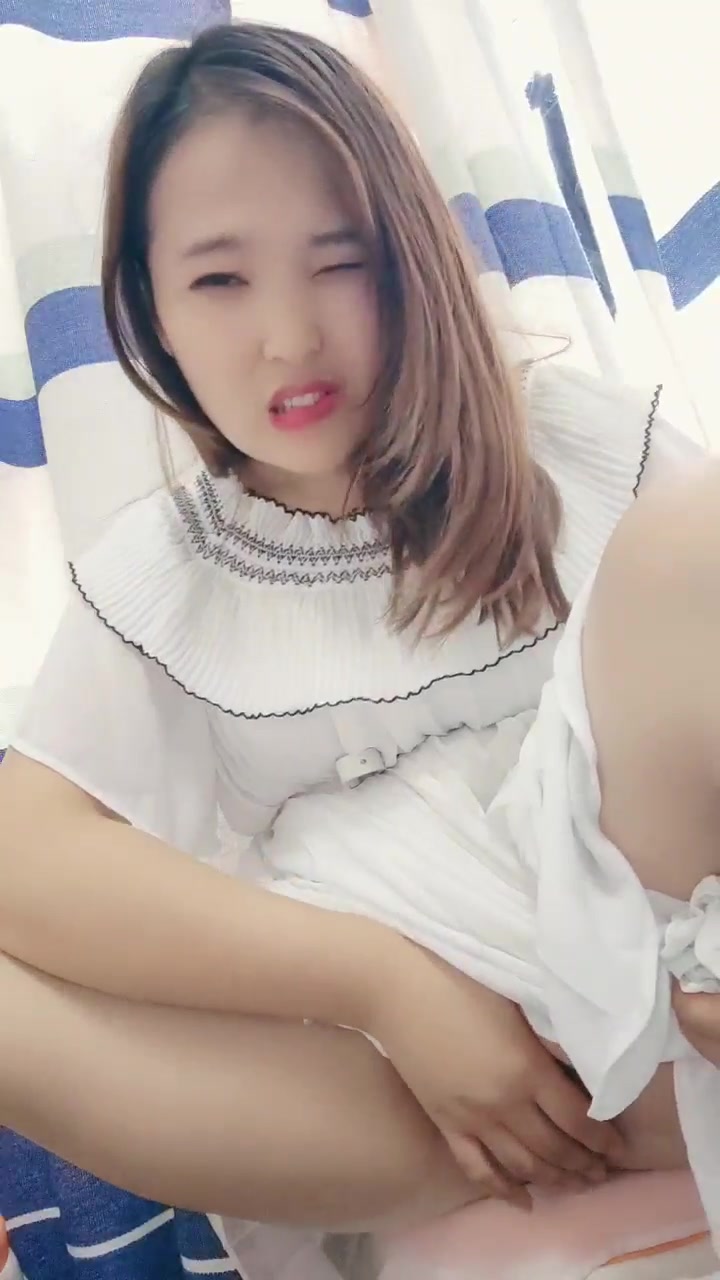 小姐姐大战小奶狗炮友，开裆黑丝69姿势互舔主动骑乘怼入内射。