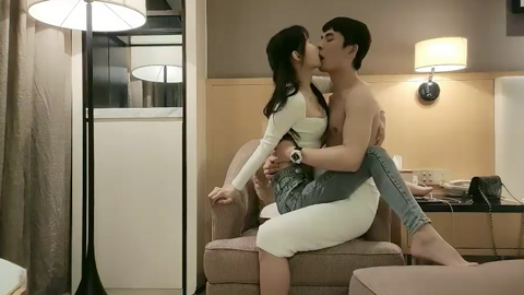 探花很年轻的丁字裤健身美女
