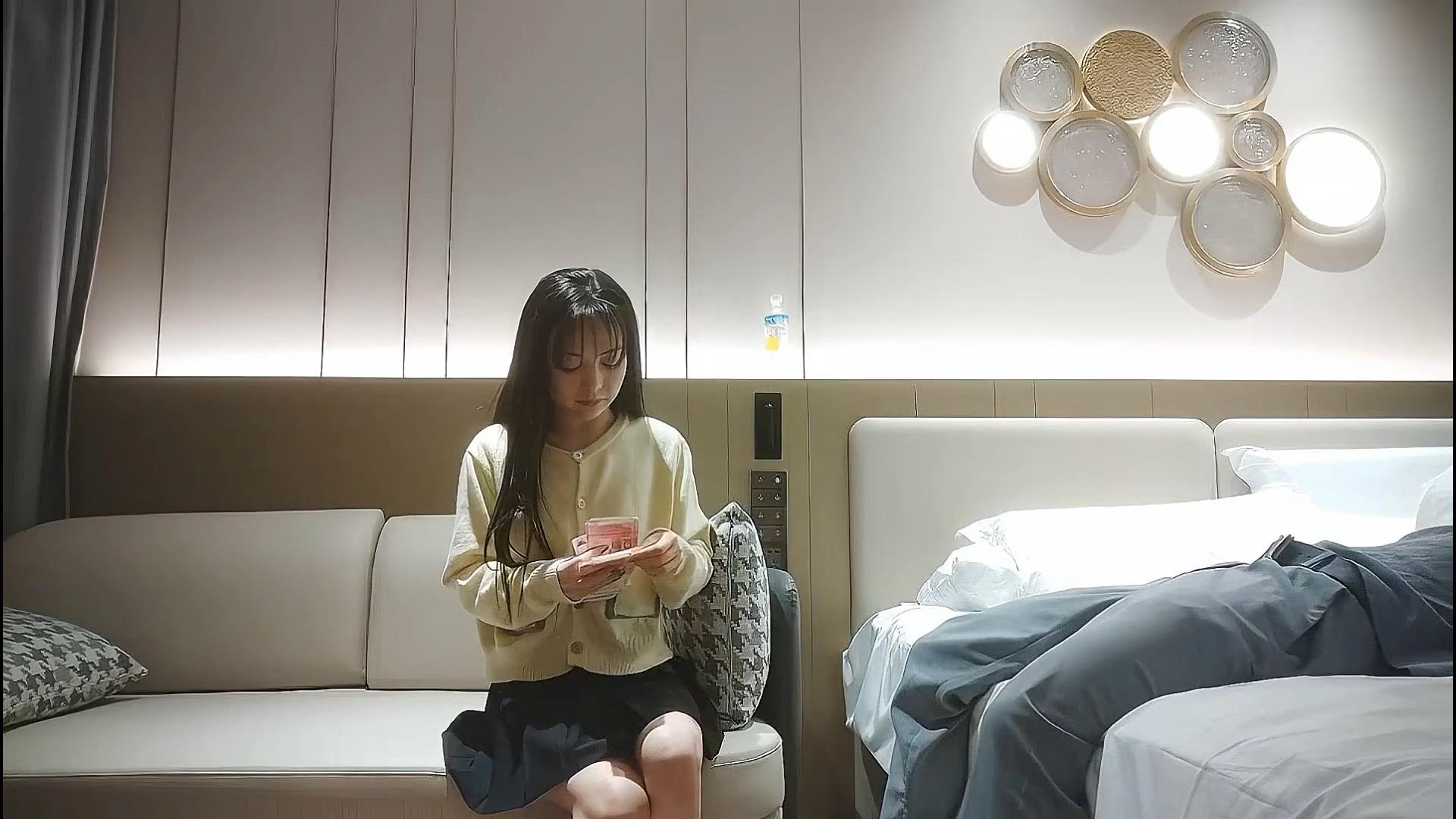 【巨乳女友】骚货女友骑着我的老二，直到我在她紧绷的阴道里抽搐射精